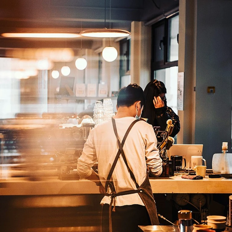 Une pause café au cœur du village parisien